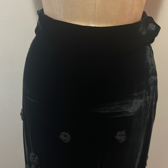 Moschino Cheap Chic Black Silk Velvet Crochet Fringe 2 PC Vest & Skirt Set - Picture 15 of 16